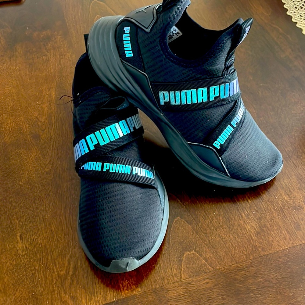Black girls puma slip on sneakers. Very lightly worn. Size 4.5 girls